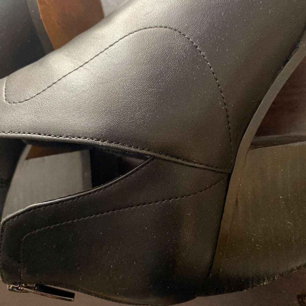 Black shoe boot gently used like a cow shoe boot